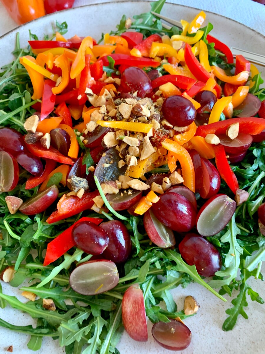 Easy Arugula salad with grapes and peanut butter dressing (vegan
