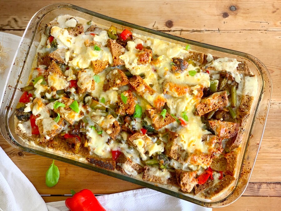 https://munchyesta.com/wp-content/uploads/2022/02/Easy-Herby-Broccoli-Cheese-and-pepper-strata-bread-bake-8.jpg