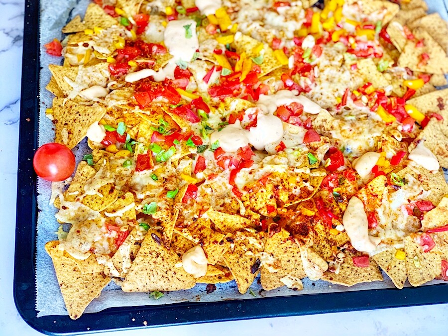 https://munchyesta.com/wp-content/uploads/2022/04/Vegan-Loaded-Sheet-pan-nachos-recipe-with-all-the-trimmings.jpg