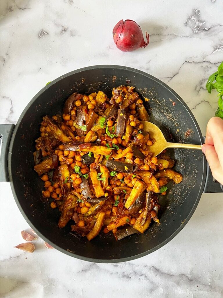 Spicy Indian Brinjal Curry recipe (vegan) - Munchyesta