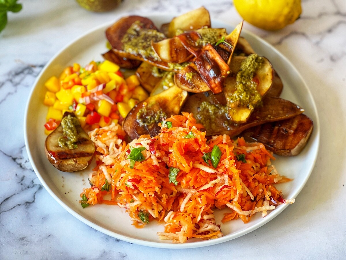 https://munchyesta.com/wp-content/uploads/2023/06/shredded-vs-grated-carrots-recipe-instructions-carrot-salad-slaw.jpg